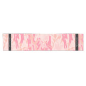 ピンクの迷彩パターン、お名前、パーソナライズ ショートテーブルランナー (横)