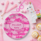 ピンクの迷彩柄とその名前が女の子のベビーシャワー ペーパープレート (パーティー)
