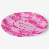 ピンクの迷彩柄とその名前が女の子のベビーシャワー ペーパープレート (アングル)