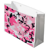ピンクの迷彩柄のカムフラージュパターン ラージペーパーバッグ (正面アングル)