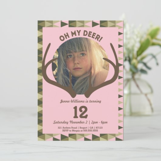 ピンクの迷彩柄の女の子の(雄ジカの)枝角の誕生日を捜すこと 招待状 (スタンド正面)