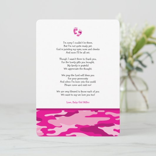 ピンクの迷彩柄女の子の詩の赤ちゃんシャワーありがとう 招待状 (スタンド正面)