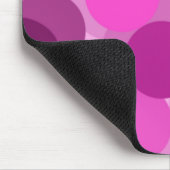 ピンクの重なり合う円パターン マウスパッド (コーナー)