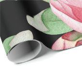 ピンクの野生のばら色の水彩画の花の黒い背景 ラッピングペーパー (ロールコーナー)