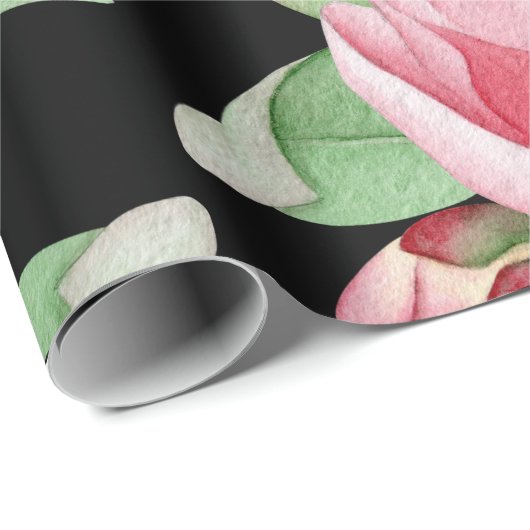 ピンクの野生のばら色の水彩画の花の黒い背景 ラッピングペーパー (ロールコーナー)