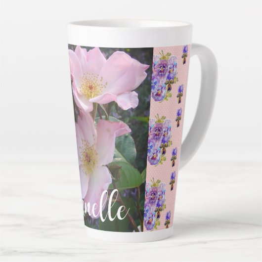 ピンクの野生のバラ花フローラ写真ママ母の日 カフェラテマグ (右アングル)