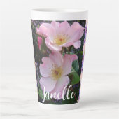 ピンクの野生のバラ花フローラ写真ママ母の日 カフェラテマグ (正面)