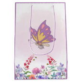 ピンクの野生の花に覆われた蝶とミツバチ ミディアムペーパーバッグ (裏面)