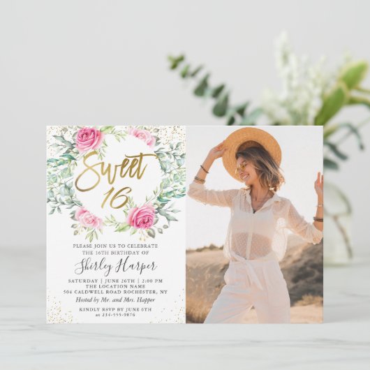ピンクの金ゴールドフローラグリーンリースイート16誕生日写真 招待状 (スタンド正面)