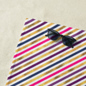 ピンクの金ゴールド対角ストライプ線 ビーチタオル (インサイチュ)