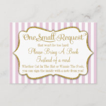 ピンクの金ゴールド赤ちゃんシャワー本のカードを持って来る女の子