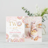 ピンクの金ゴールド2つのスイートドーナツ2nd誕生日の写真 招待状 (スタンド正面)