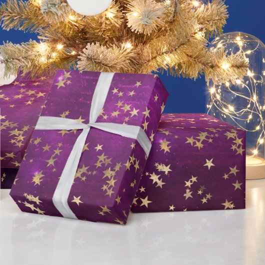 ピンクの銀河の背景に輝く金色の星 ラッピングペーパー (クリスマス)