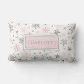 ピンクの銀製の冬の雪片の女の赤ちゃんの子供部屋 ランバークッション (裏面)