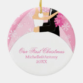 ピンクの雪のかけら「初めてのクリスマス」 セラミックオーナメント (裏面)