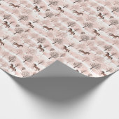 ピンクの雪の冬の風景が広がる、かわいい茶色の馬 ラッピングペーパー (角)