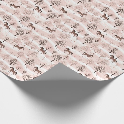 ピンクの雪の冬の風景が広がる、かわいい茶色の馬 ラッピングペーパー (角)