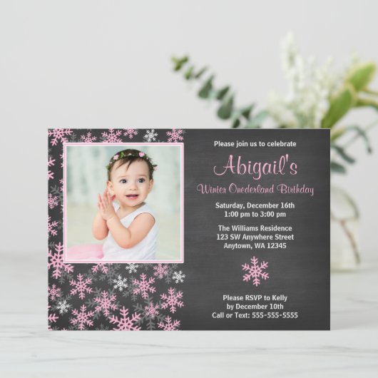 ピンクの雪の冬のOnederland Chalkboardの写真 招待状 (スタンド正面)