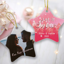 ピンクの雪の最初のクリスマスの写真