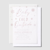 ピンクの雪の結晶 赤ちゃんが生まれるよ 外は寒いよ ベビーシャワー ベラム紙招待状 (オフセット)