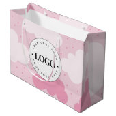 ピンクの雲がちりばめられた子供向け店舗ブランド  カスタムロゴを追加 ラージペーパーバッグ (正面アングル)
