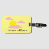 ピンクの雲と日の出：淡い黄色 ラゲッジタグ (正面横)