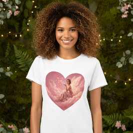 ピンクの雲の上のバレンタイン・フェアリー・ファンタジーアート Tシャツ