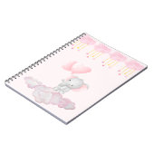 ピンクの雲の上の赤ちゃん象 – ソフトパステル保育園 ノートブック (左側)