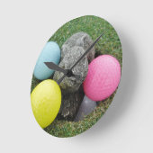 ピンクの青く黄色い卵が付いているバニー ラウンド壁時計 (傾斜)