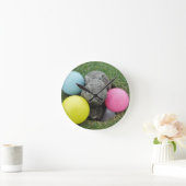 ピンクの青く黄色い卵が付いているバニー ラウンド壁時計 (ホーム)