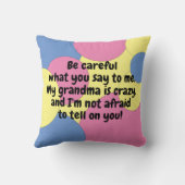 ピンクの青の黄色おばあちゃんはタットレ熱狂するール クッション (裏面)