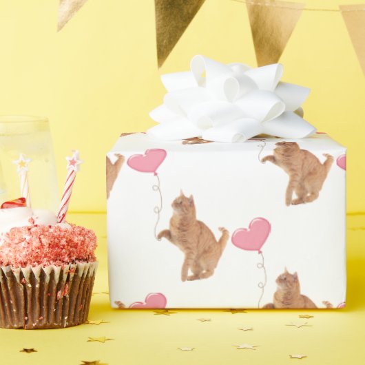 ピンクの風船を持つ茶色の猫 ラッピングペーパー (誕生日パーティー)