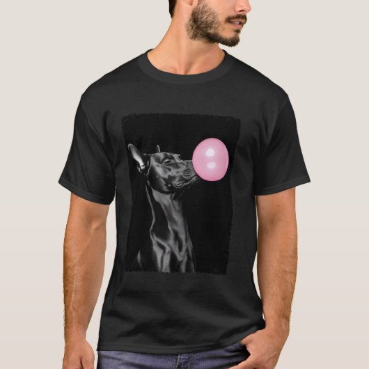 ピンクの風船ガムを膨らますドーベルマン Tシャツ (正面)