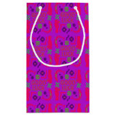 ピンクの飾り模様が幸運を祈る スモールペーパーバッグ (裏面)