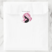 ピンクの髪の素敵な女の子ヘアスタイリングブランディング ラウンドシール (バッグ)