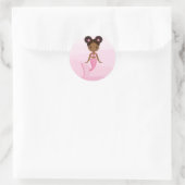 ピンクの魚の尾のステッカー付きの黒い美しい人魚 ラウンドシール (バッグ)