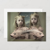 ピンクの魚の恐怖を持つ双子 ポストカード (正面/裏面)