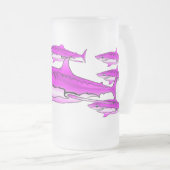 ピンクの鮫の曇らされたガラスのマグ フロストグラスビールジョッキ (正面右)