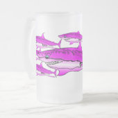 ピンクの鮫の曇らされたガラスのマグ フロストグラスビールジョッキ (正面左)
