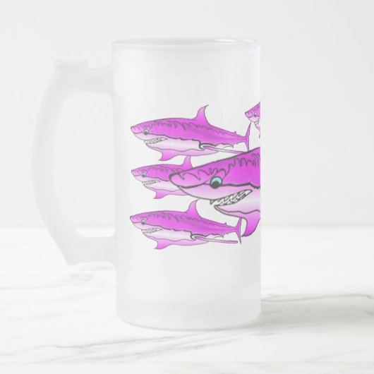 ピンクの鮫の曇らされたガラスのマグ フロストグラスビールジョッキ (左)