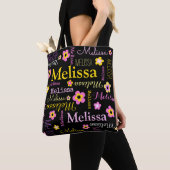 ピンクの黄色い花の名前をカスタムするのMelissaのトートバック トートバッグ (クローズアップ)