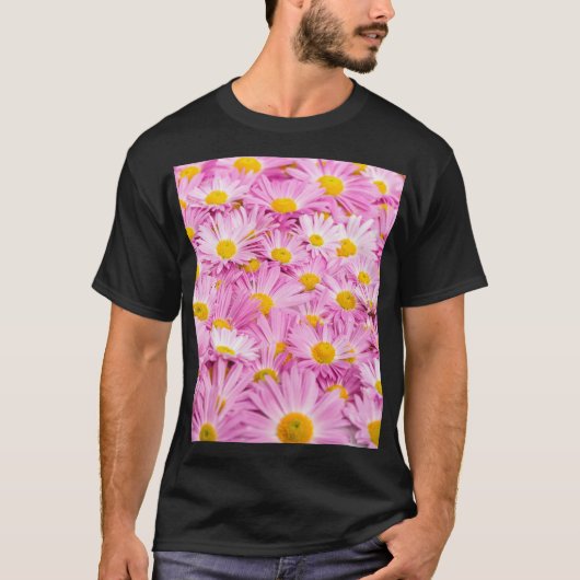 ピンクの黄色い花シームレスな背景 Tシャツ (正面)