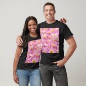 ピンクの黄色い花シームレスな背景 Tシャツ (ユニセックス)