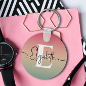 ピンクの黄色と緑のグラデーションスクリプト名モノグラム キーホルダー