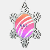 ピンクの黄色の虹を追加カップル名の場所の都市結婚 スノーフレークピューターオーナメント (右)