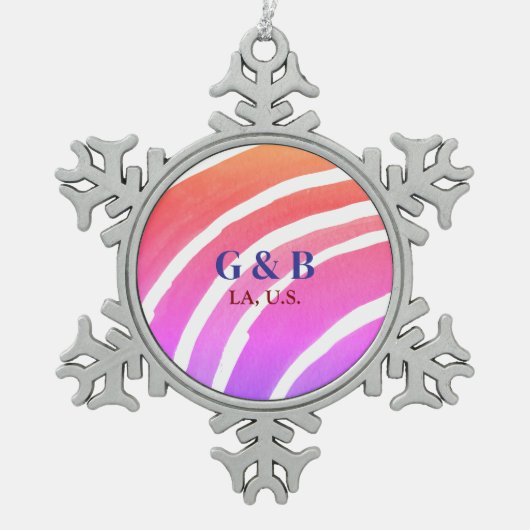 ピンクの黄色の虹を追加カップル名の場所の都市結婚 スノーフレークピューターオーナメント (正面)