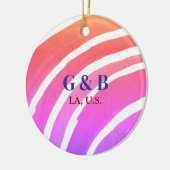 ピンクの黄色の虹を追加カップル名の場所の都市結婚 セラミックオーナメント (左)
