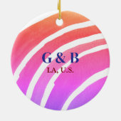 ピンクの黄色の虹を追加カップル名の場所の都市結婚 セラミックオーナメント (裏面)