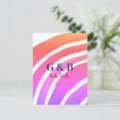 ピンクの黄色の虹を追加カップル名の場所の都市結婚 ポストカード (スタンド正面)