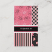 ピンクの黒いハートの点検のストライプな格子縞パターン 名刺 (裏面)
